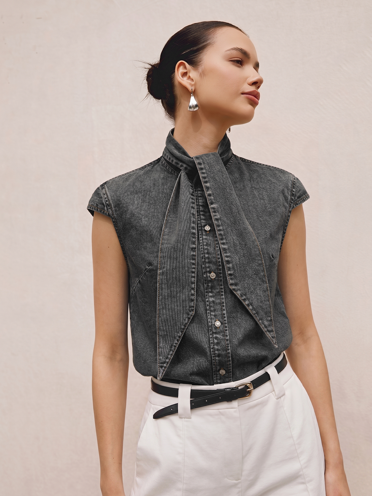 Camicia Atelier – Denim Senza Maniche con Collo a Cravatta